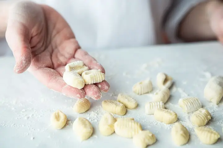 Clases de cocina italiana de ñoquis con la chef Iliana en Brooklyn