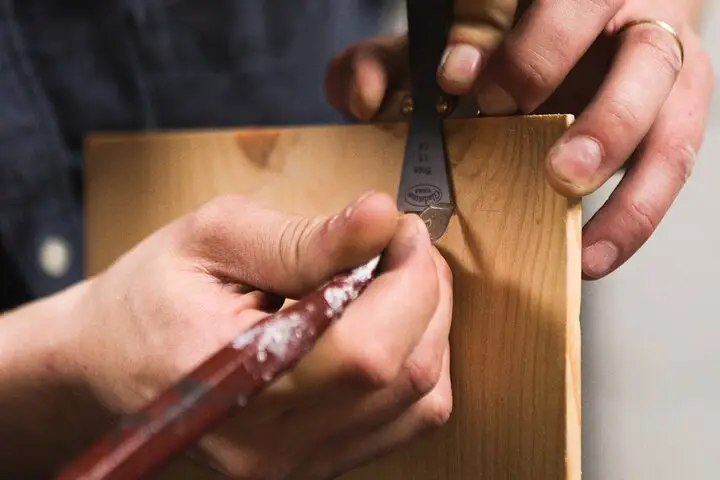 Crea una mesa auxiliar de roble