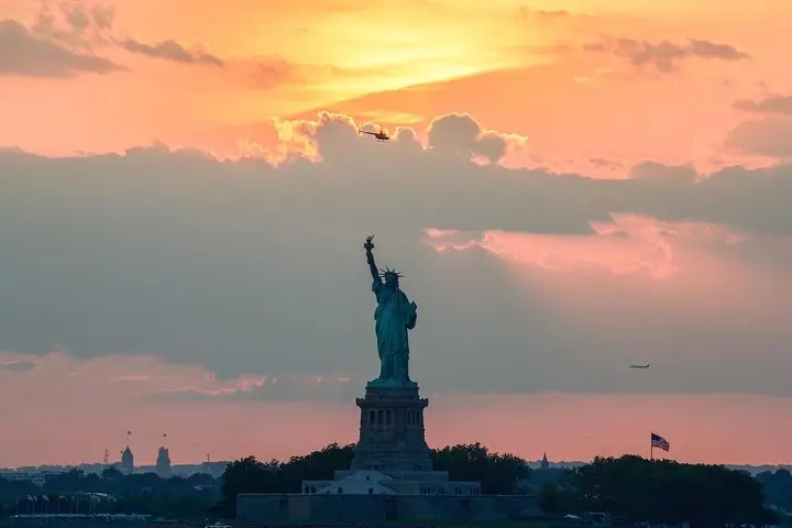Crucero al atardecer por la Estatua de la Libertad y la isla Ellis