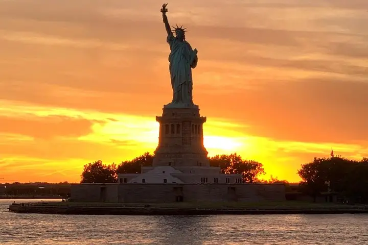 Crucero al atardecer por la Estatua de la Libertad y Sky Line de la ciudad de Nueva York