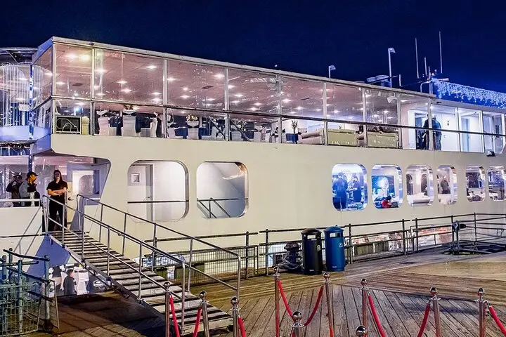 Crucero con cena por la ciudad de Nueva York en yate de lujo con música en vivo