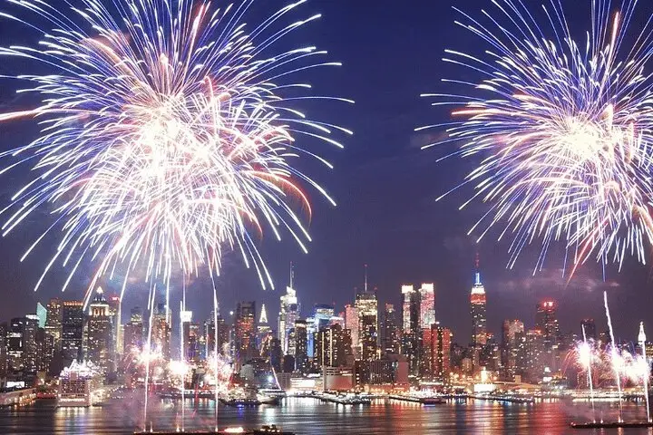 Crucero por fuegos artificiales con barra libre, buffet y música en vivo
