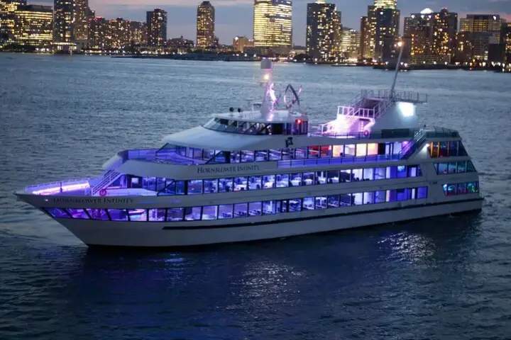 Crucero por fuegos artificiales a bordo del Hornblower Infinity