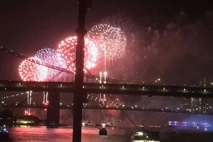 Nueva York: crucero con fuegos artificiales Macys el 4 de julio sobre la Estatua de la Libertad