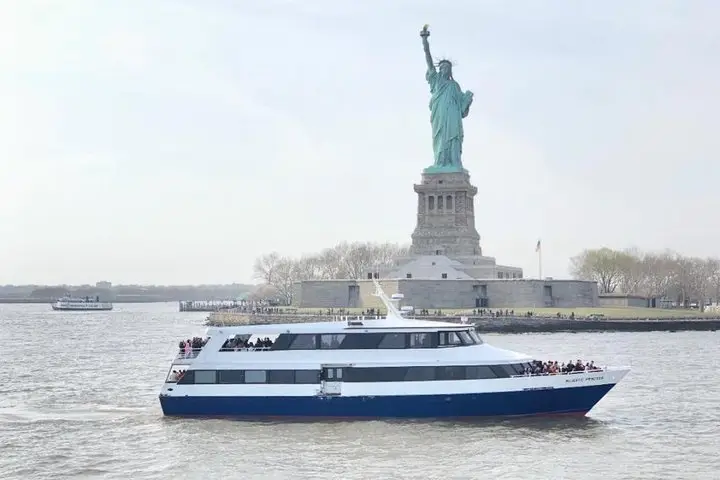 Crucero por el horizonte de la ciudad de Nueva York y la Estatua de la Libertad