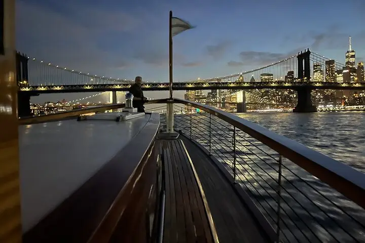 Crucero por el horizonte de la ciudad de Nueva York con luces brillantes en yate