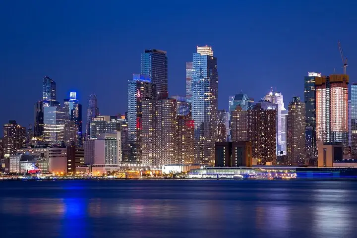 Crucero nocturno por el horizonte y las estatuas de Manhattan