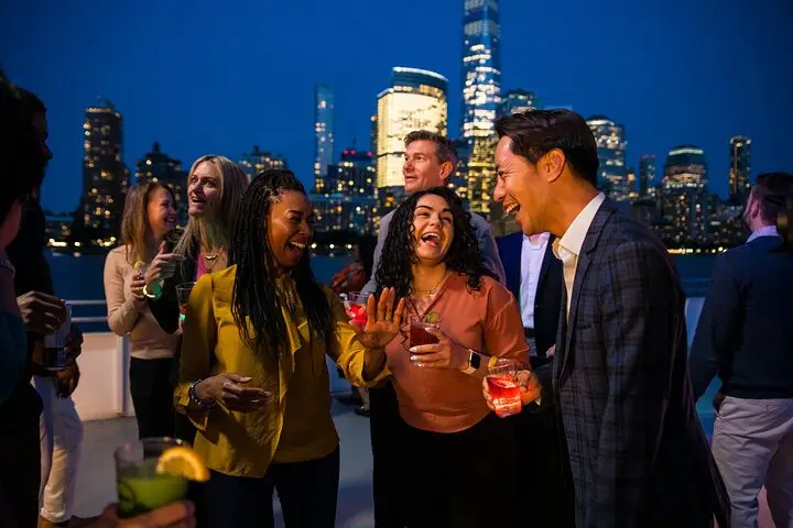 Crucero de NYC Sip 'N Groove con DJ
