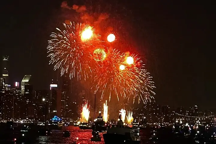 Crucero Premier 4 de julio por los fuegos artificiales de Nueva York a bordo del yate Cloud 9