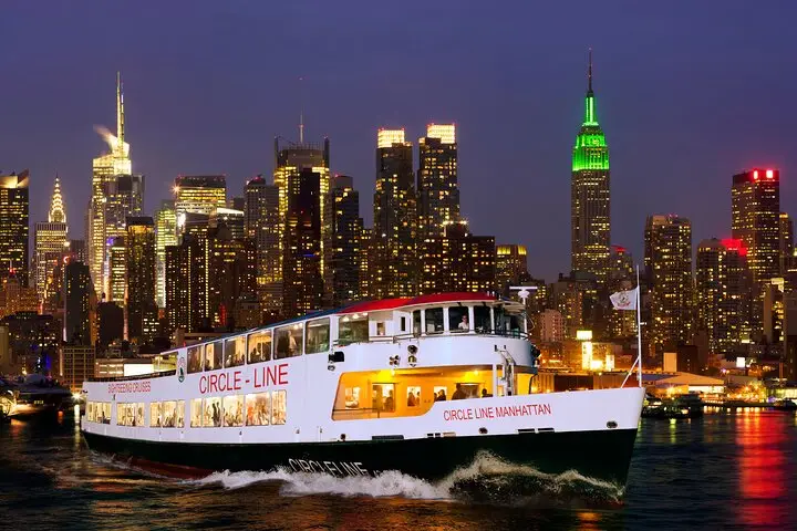 Crucero por el puerto iluminado de la ciudad de Nueva York