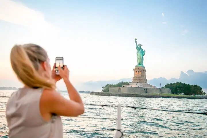 Crucero turístico por la ciudad de Nueva York: estatua de la libertad y horizonte de Manhattan