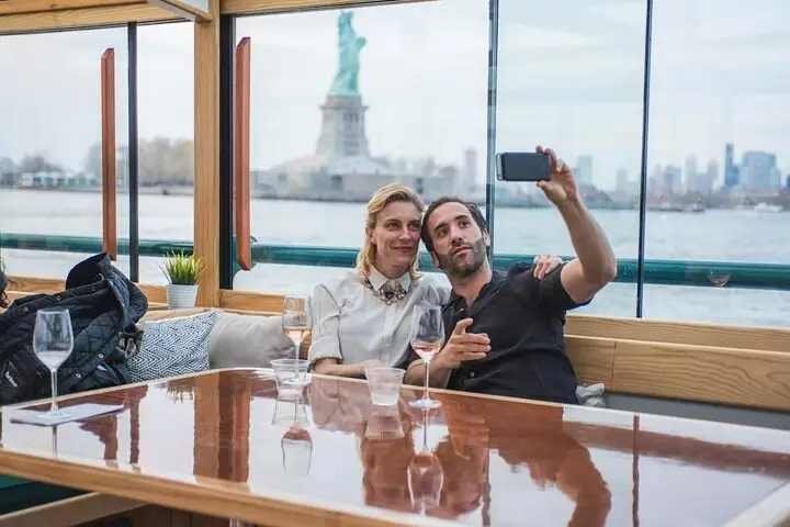 Crucero turístico por la Estatua de la Libertad y el horizonte de la ciudad de Nueva York