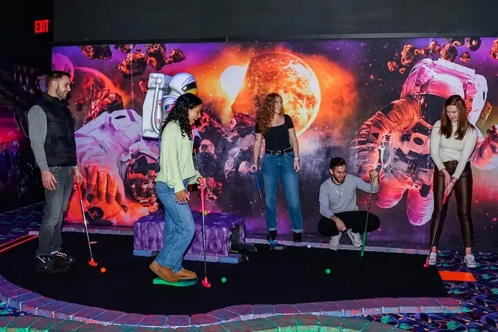 Entrada de minigolf interior American Dream Black Light