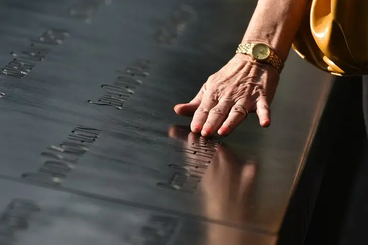 Estatua de la Libertad, Ellis Island y piscinas conmemorativas del 11 de septiembre temprano