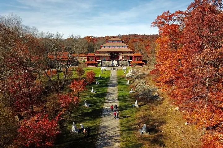 Excursión de 1 día a Chuang Yen & Woodbury desde Nueva York | Niños 50% de descuento