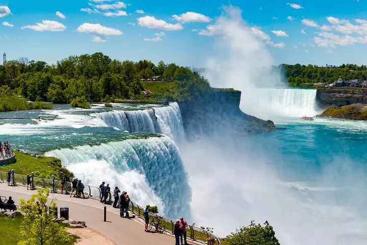 Excursión de 2 días a las cataratas del Niágara y recorrido por las tiendas de Tannersville desde Nueva York en autobús