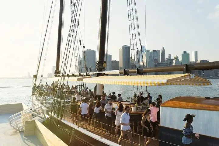 Experiencia de navegación por la Estatua de la Libertad y recorrido a pie de 3 horas por Nueva York