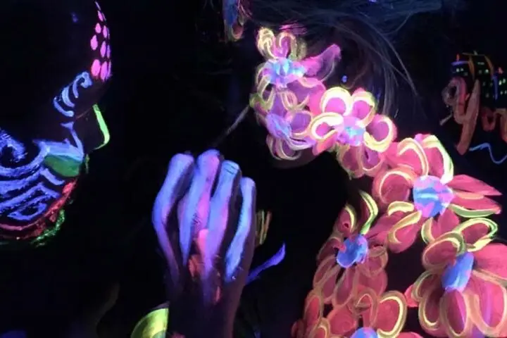 Experiencia de pintura corporal con luz ultravioleta para parejas en Brooklyn