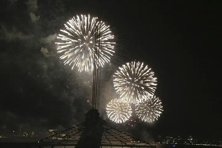Fuegos artificiales del 4 de julio en Clipper City Tall Ship