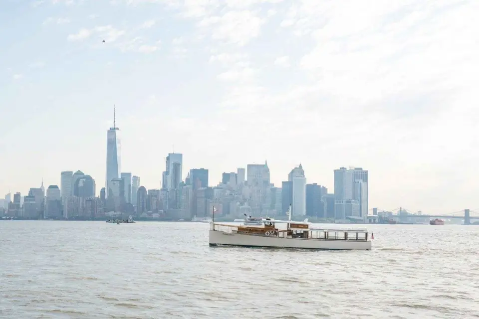 Manhattan: Crucero por la Estatua y el Skyline a bordo de un yate de lujo