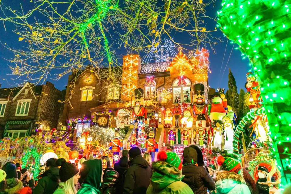Desde Manhattan: Excursión de 4 horas en autobús por las luces navideñas de Dyker Heights