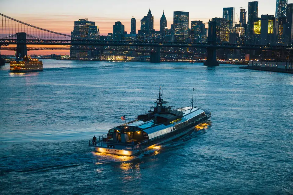 NYC: Almuerzo o Cena Gourmet de Acción de Gracias en Crucero por el Puerto