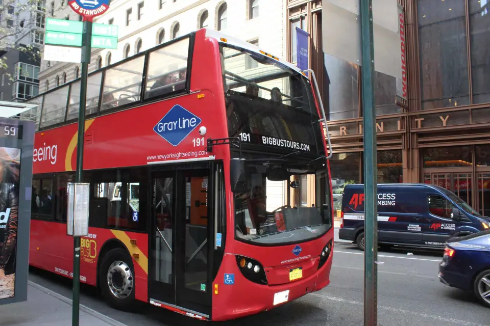 NYC: Autobús Hop On Hop Off Guiado con Dos Atracciones