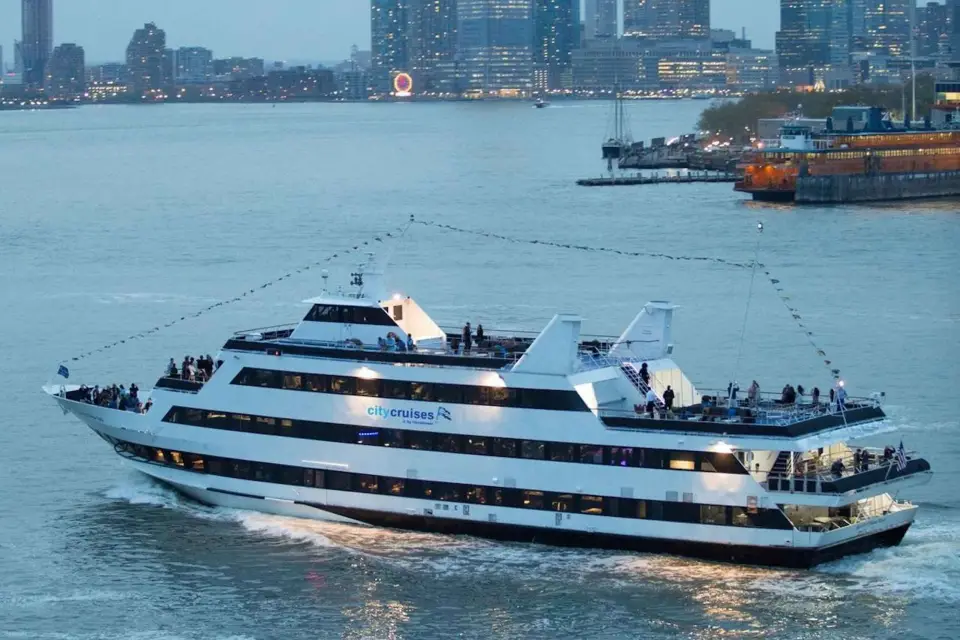 NYC: Brunch Buffet o Cena en Crucero por el Puerto el Día de Navidad