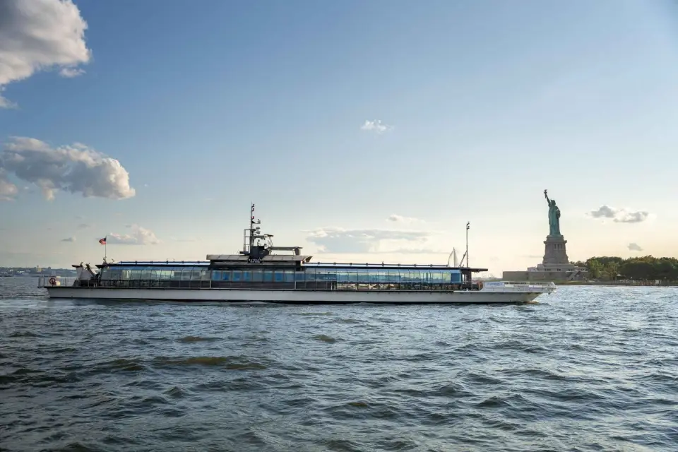 NYC: Brunch o cena gourmet de Nochebuena en crucero por el puerto