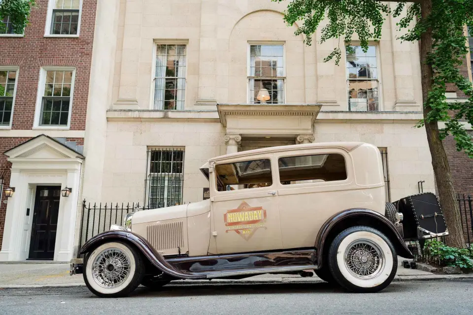 NYC: Cata de Vinos Antiguos y Visita Combinada de Coches Clásicos