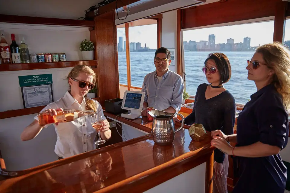 NYC: Crucero al atardecer en un pequeño yate con una copa