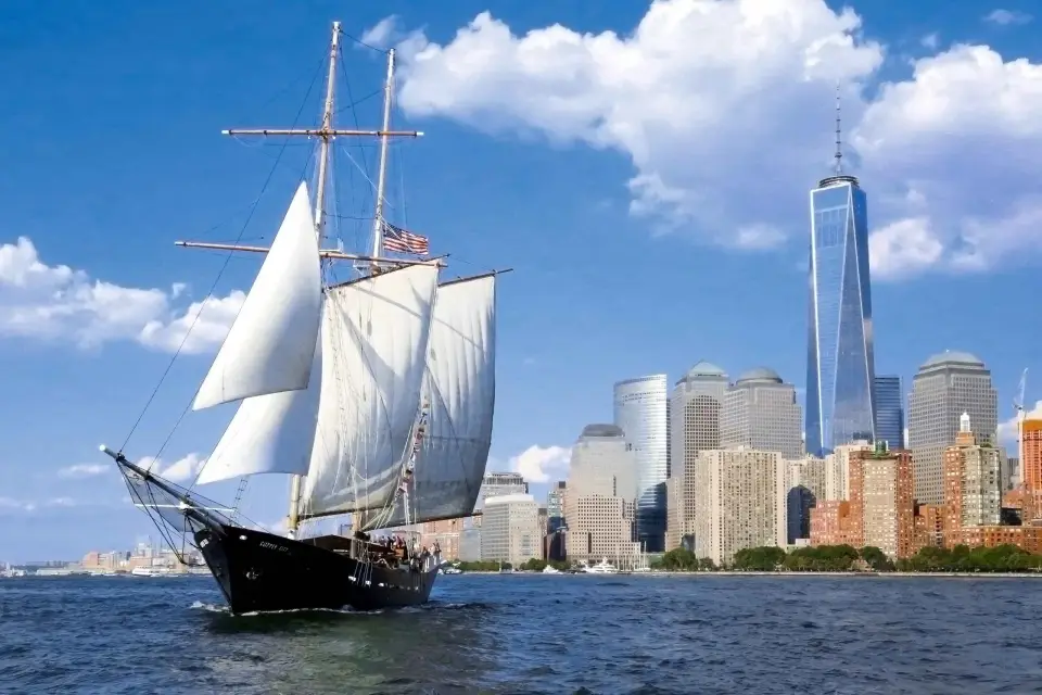 NYC: Día de navegación por la Estatua de la Libertad con bar a bordo