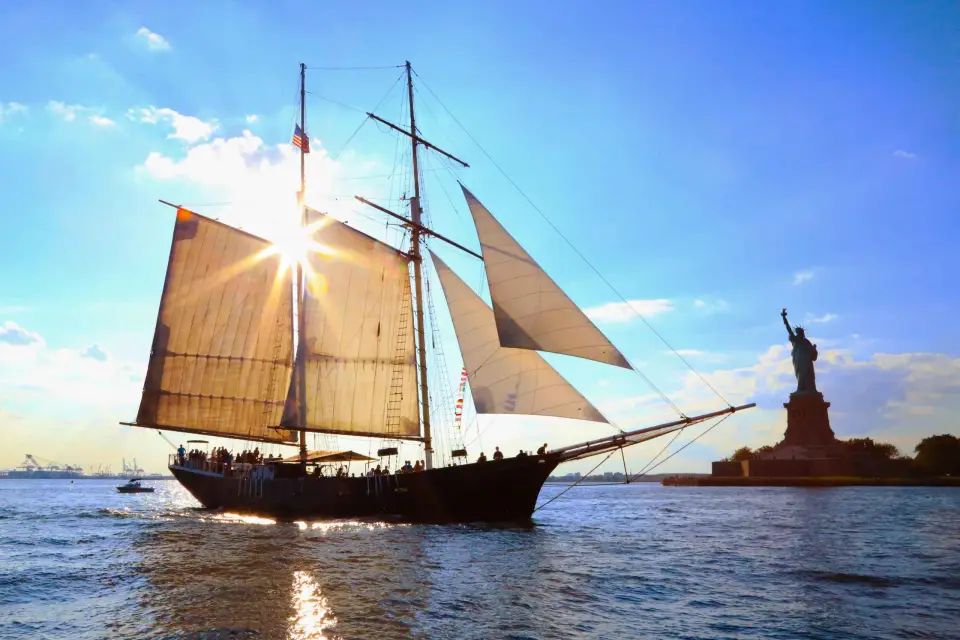 NYC: Épico crucero de jazz al atardecer con opción de vino