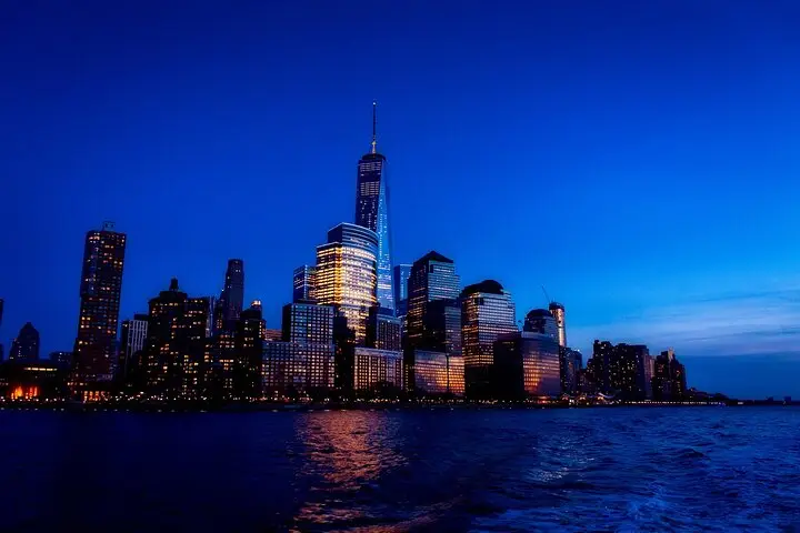 NYC: Harbour Skyline y NYC Lights y Estatua de la Libertad