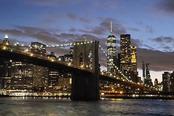 NYC Skyline enciende Happy Hour y Cash Bar