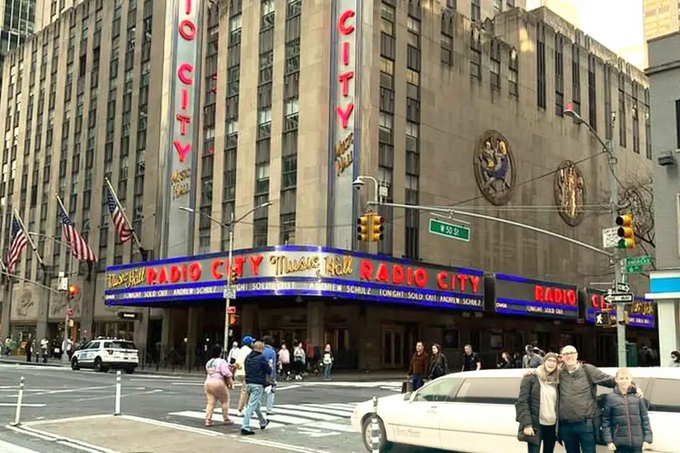 NYC: Tour privado en limusina de Solo en casa 2 con pizza