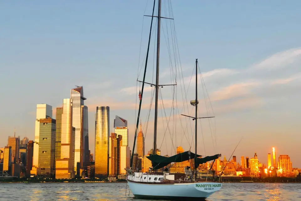 NYC- VELERO PRIVADO, ESTATUA DE LA LIBERTAD, SKYLINE DE MANHATTAN