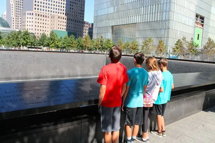 Recorrido familiar privado por la zona cero de la ciudad de Nueva York y entrada al monumento conmemorativo del 11-S