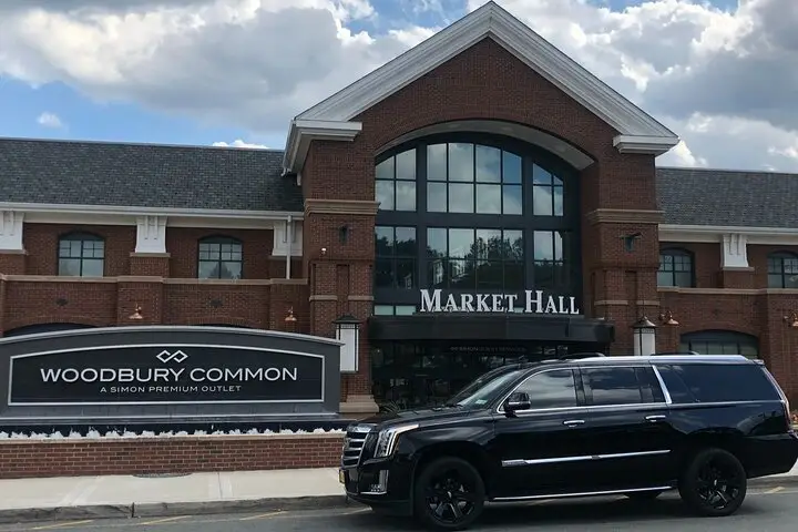 Recorrido en limusina de Nueva York a Woodbury Common Premium Outlets