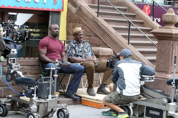 Recorrido a pie por la multimedia de Harlem Movie and TV