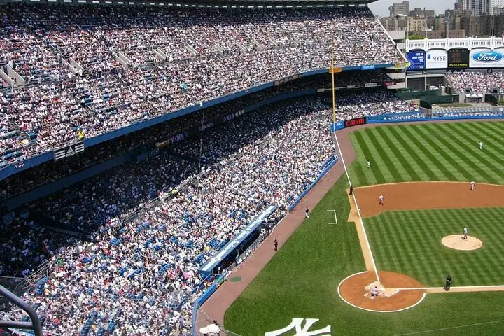 Tour Deportivo Caminando por NYC y Partido de los Yankeess