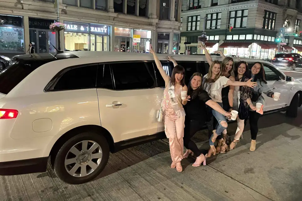 Tour en limusina por Nueva York en limusina elástica-King and Queen Limo NYC