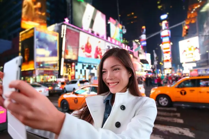Nueva York: Tour a pie nocturno por Times Square con hot dog