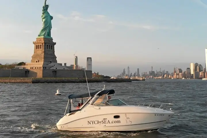 Tour privado de 2 horas en barco de lujo al atardecer por la ciudad de Nueva York