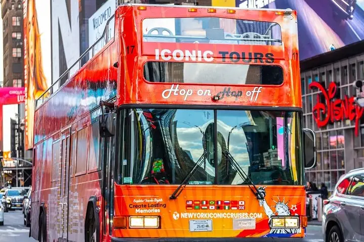 Tour turístico en autobús nocturno por Nueva York con crucero gratuito por la Estatua de la Libertad