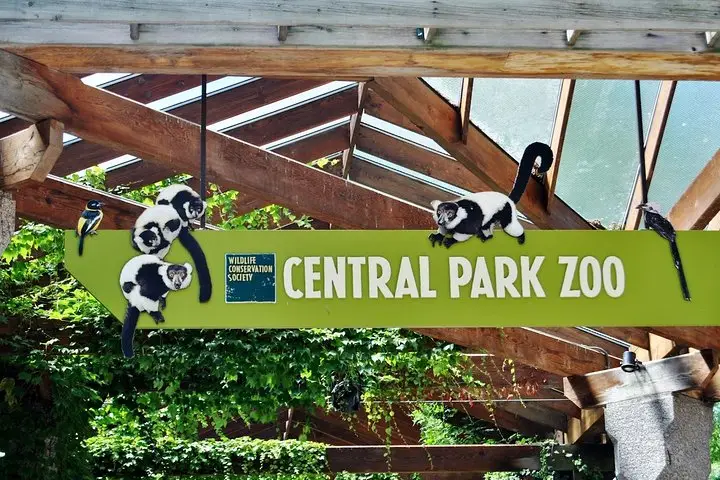 Vea los 30 mejores lugares de interés de Nueva York (recorrido a pie) y visite el zoológico de Central Park.