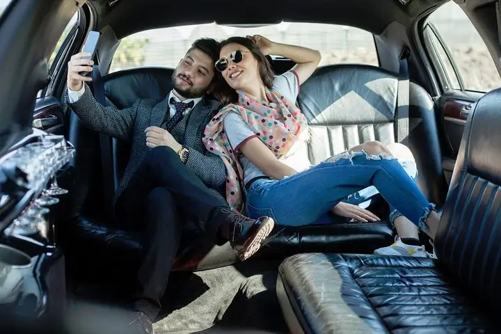 Viaje privado de lujo VIP de llegada al aeropuerto de Nueva York en limusina elástica