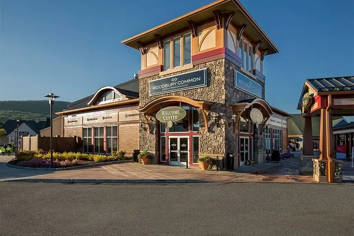 Woodbury Outlets Traslado con compras desde Nueva York | Niños 50% de descuento