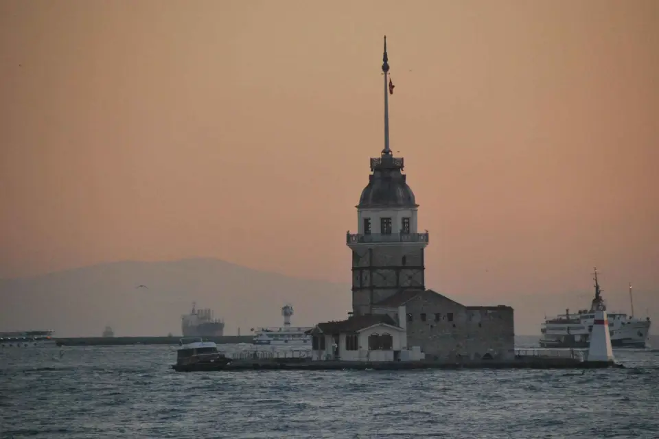 Estambul: Almuerzo en crucero por el Bósforo con guía