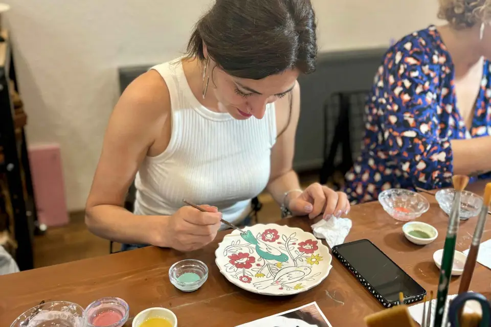 Arte Cerámico Tradicional Turco en un Encantador Estudio